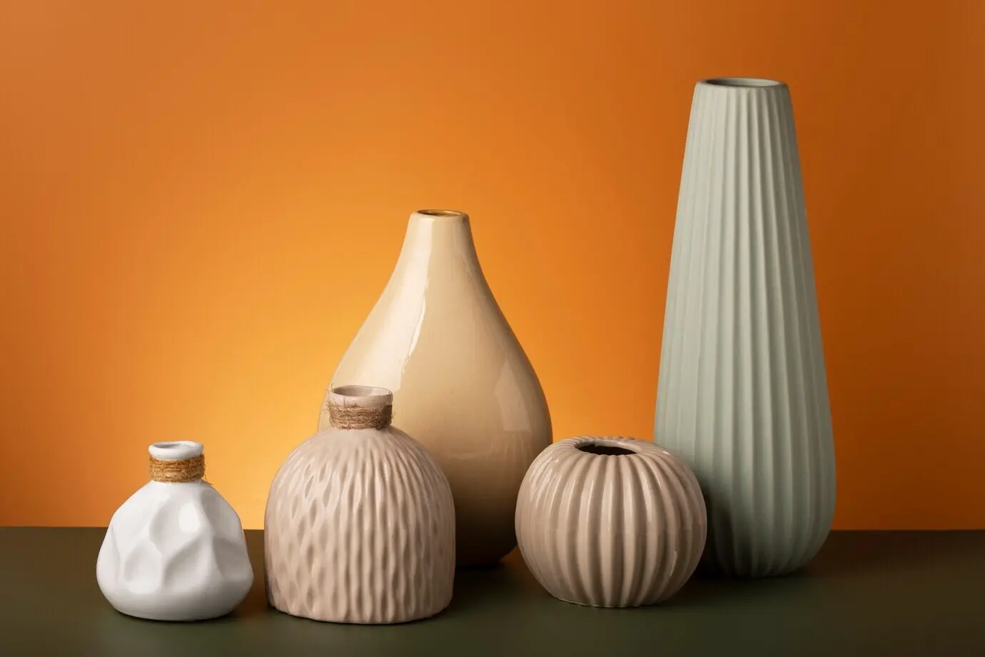 Nahaufnahme eines Arrangements moderner Vasen